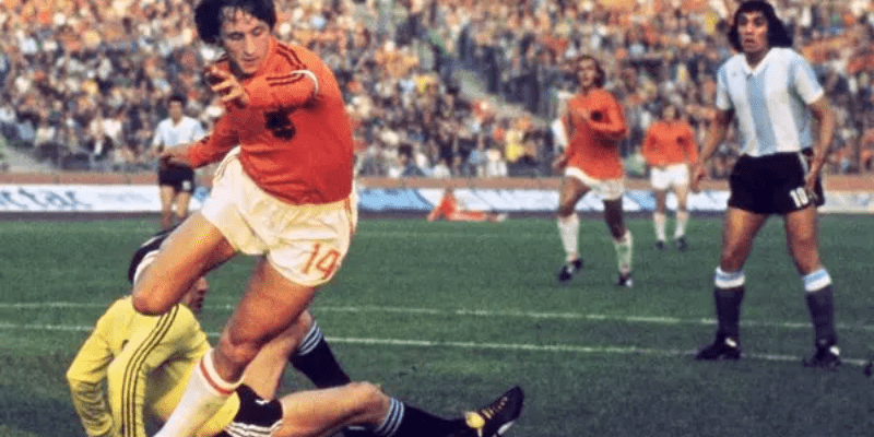 10 Cầu Thủ Vĩ Đại Nhất Lịch Sử: Ronaldo ở vị trí khá bất ngờ 2 Cầu thủ Johan Cruyff: Người Sáng Tạo và Phong Cách Total Football